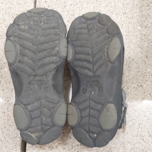 CROCS Kids Black Sandals with Colorful Charms - Picture 4 of 6